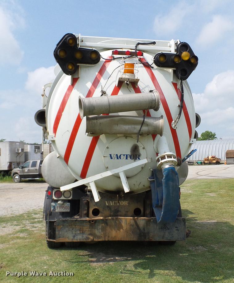 image for item L3131 1995 International 4900 vacuum truck