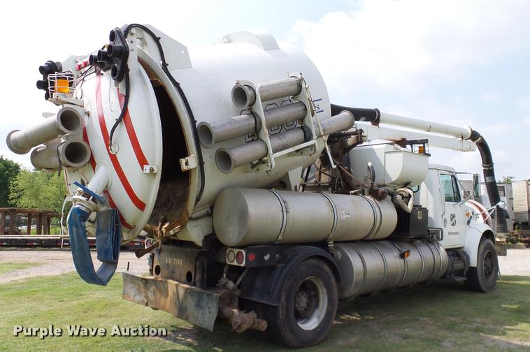 image for item L3131 1995 International 4900 vacuum truck