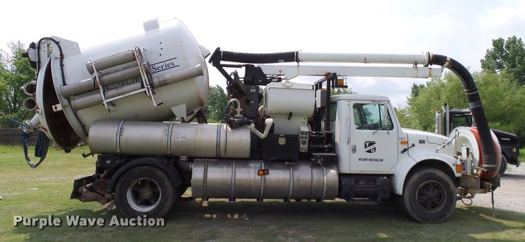image for item L3131 1995 International 4900 vacuum truck