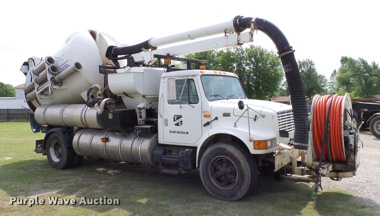 image for item L3131 1995 International 4900 vacuum truck