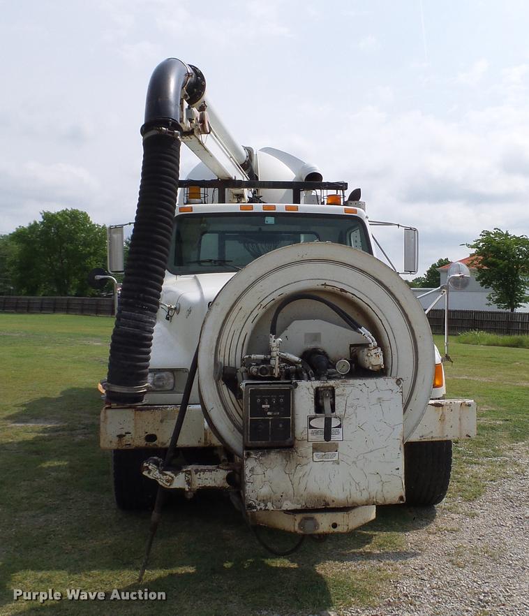 image for item L3131 1995 International 4900 vacuum truck