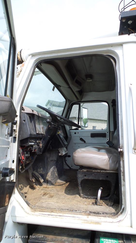 image for item L3131 1995 International 4900 vacuum truck