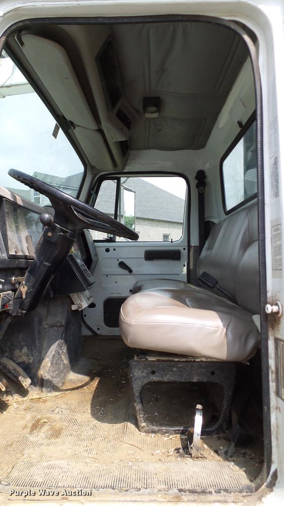 image for item L3131 1995 International 4900 vacuum truck