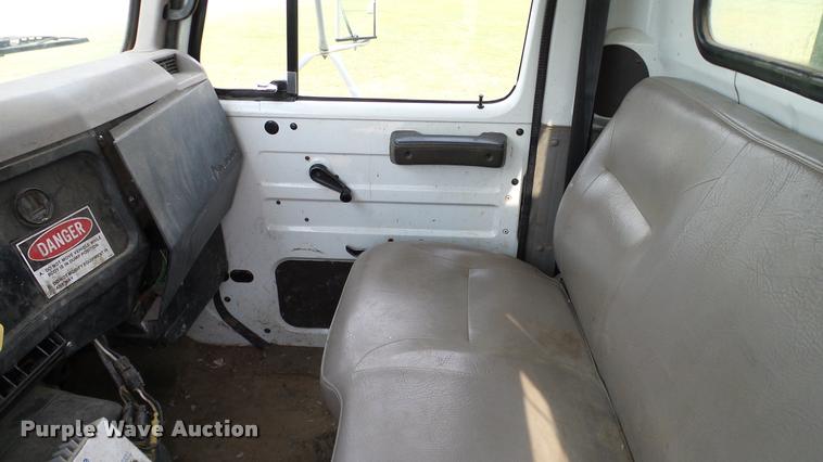 image for item L3131 1995 International 4900 vacuum truck