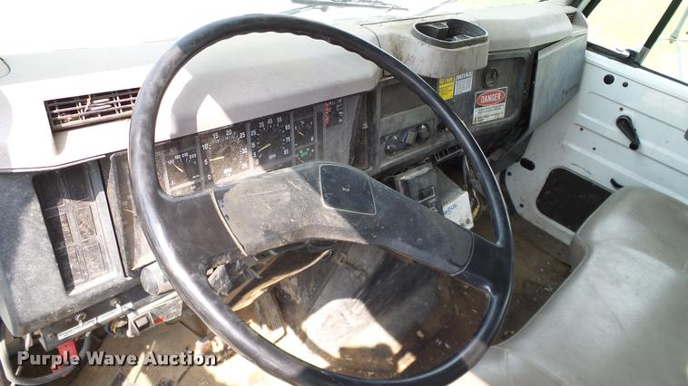 image for item L3131 1995 International 4900 vacuum truck