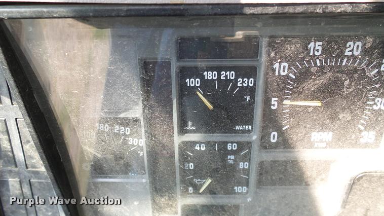 image for item L3131 1995 International 4900 vacuum truck