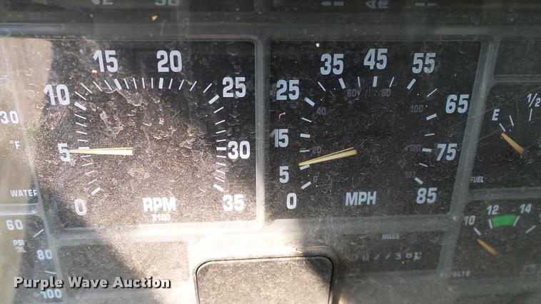 image for item L3131 1995 International 4900 vacuum truck