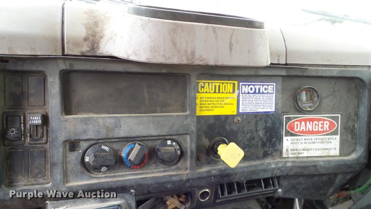 image for item L3131 1995 International 4900 vacuum truck