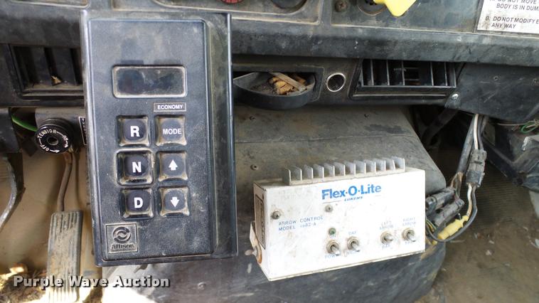 image for item L3131 1995 International 4900 vacuum truck