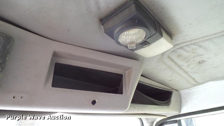 image for item L3131 1995 International 4900 vacuum truck