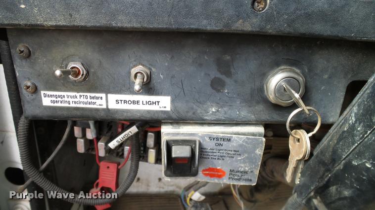 image for item L3131 1995 International 4900 vacuum truck