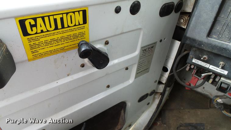 image for item L3131 1995 International 4900 vacuum truck