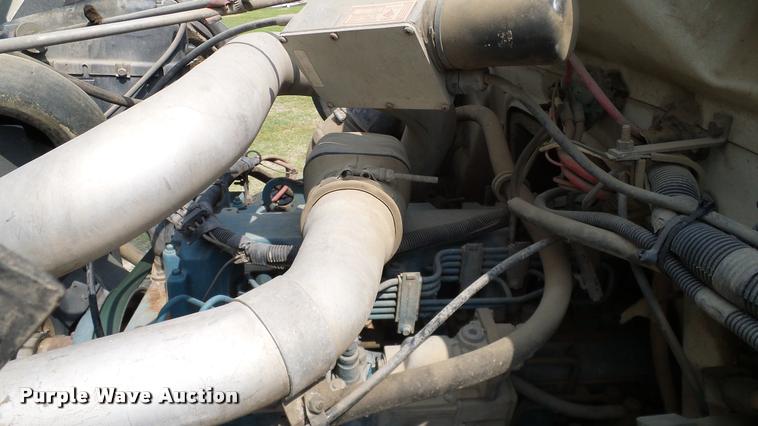 image for item L3131 1995 International 4900 vacuum truck