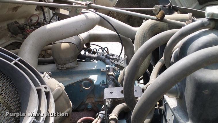 image for item L3131 1995 International 4900 vacuum truck
