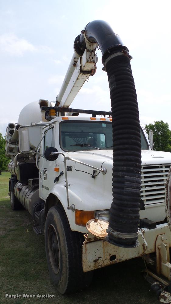 image for item L3131 1995 International 4900 vacuum truck