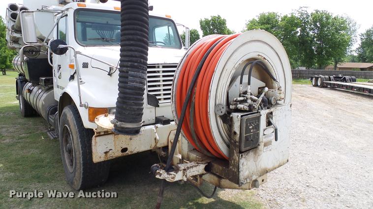 image for item L3131 1995 International 4900 vacuum truck