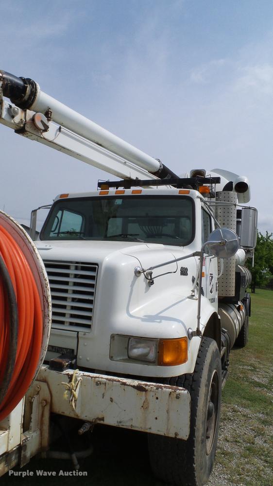 image for item L3131 1995 International 4900 vacuum truck