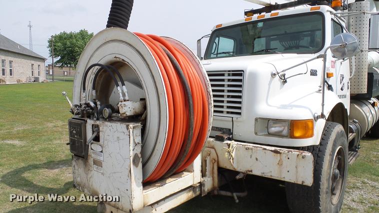 image for item L3131 1995 International 4900 vacuum truck