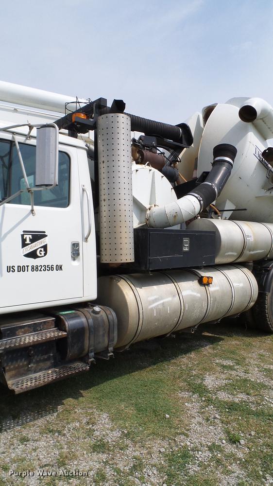 image for item L3131 1995 International 4900 vacuum truck