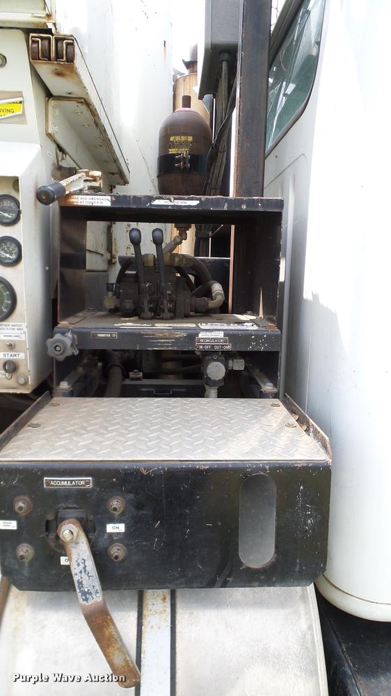 image for item L3131 1995 International 4900 vacuum truck