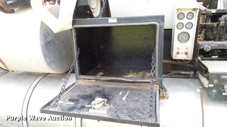 image for item L3131 1995 International 4900 vacuum truck