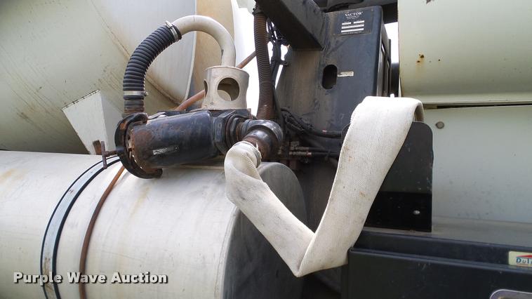 image for item L3131 1995 International 4900 vacuum truck