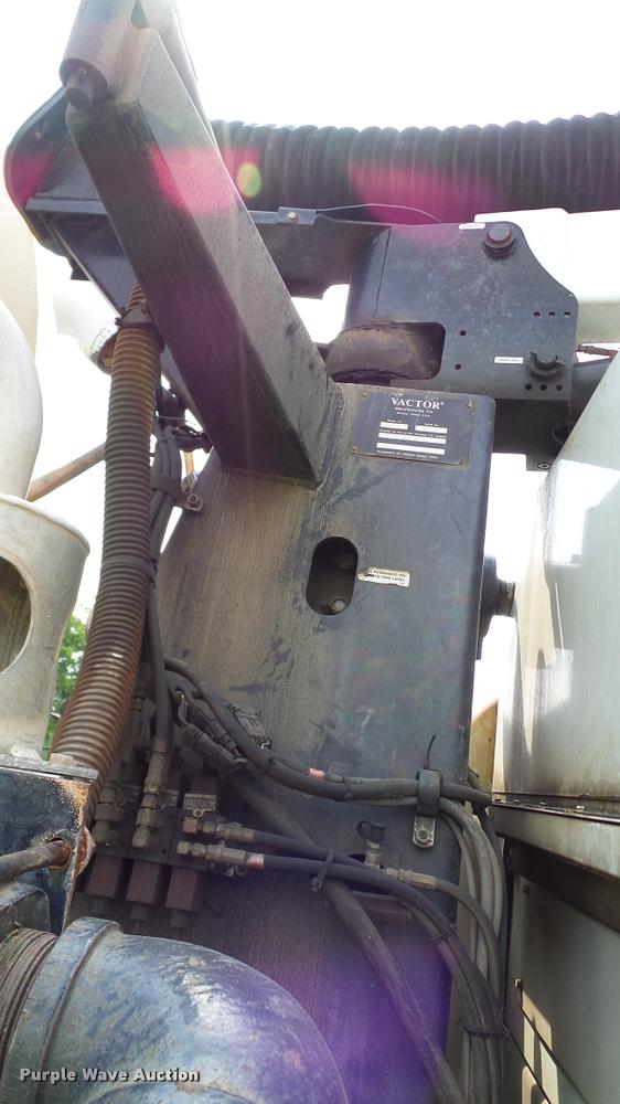 image for item L3131 1995 International 4900 vacuum truck