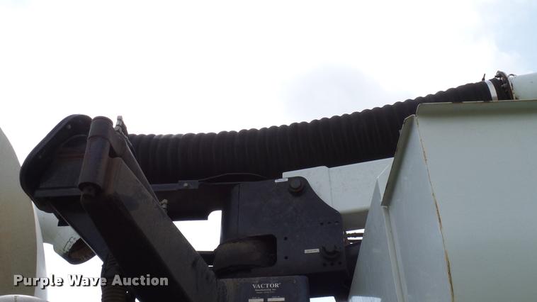 image for item L3131 1995 International 4900 vacuum truck