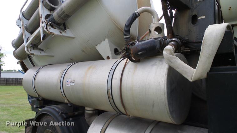 image for item L3131 1995 International 4900 vacuum truck