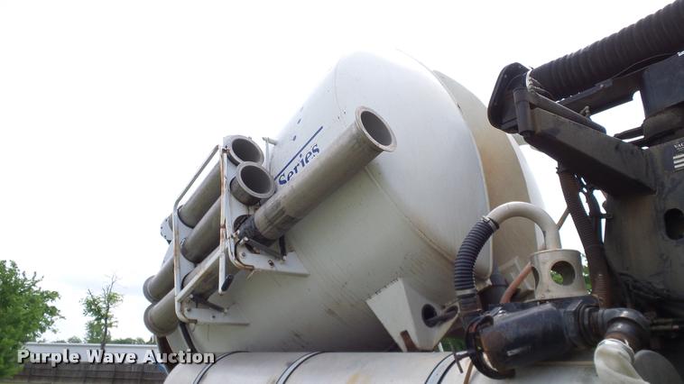 image for item L3131 1995 International 4900 vacuum truck