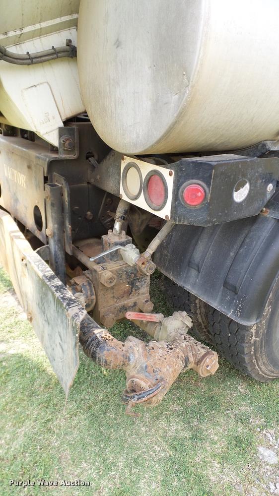 image for item L3131 1995 International 4900 vacuum truck