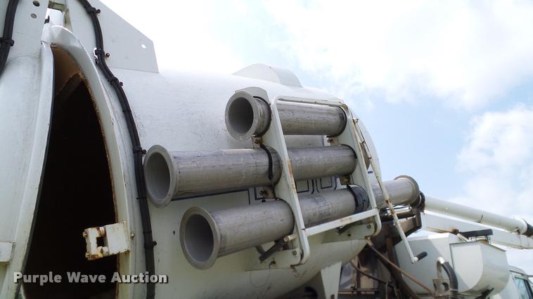 image for item L3131 1995 International 4900 vacuum truck