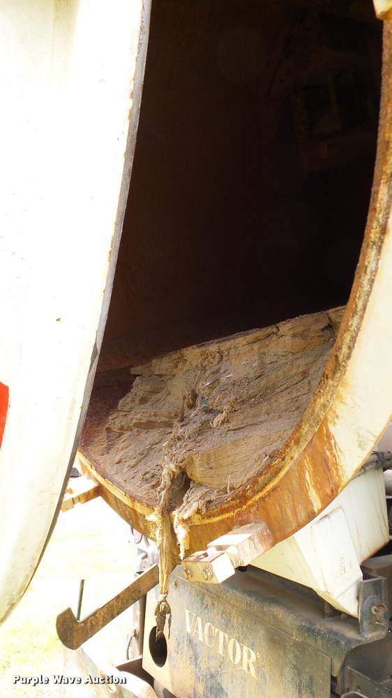 image for item L3131 1995 International 4900 vacuum truck