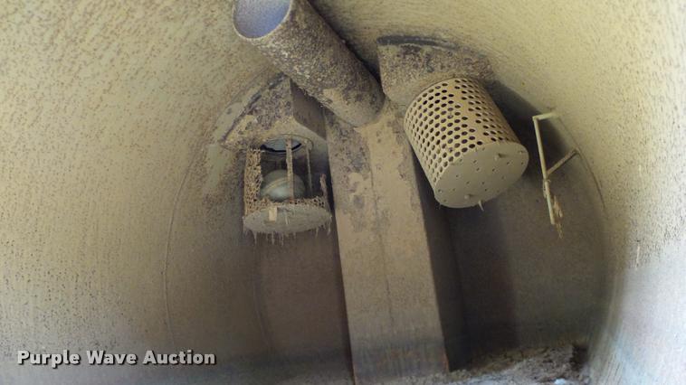 image for item L3131 1995 International 4900 vacuum truck