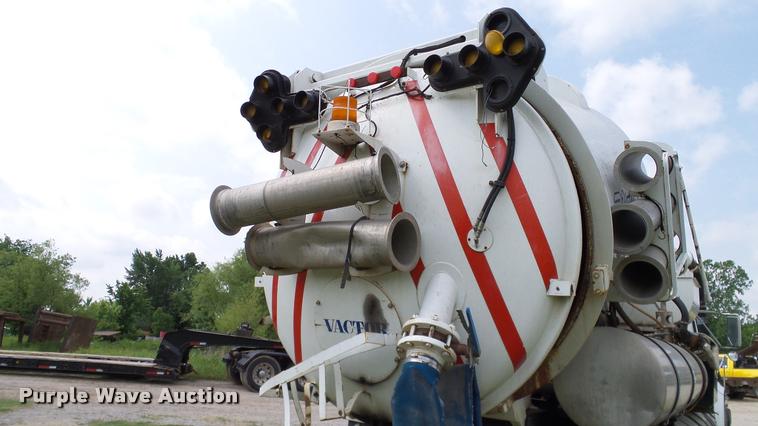 image for item L3131 1995 International 4900 vacuum truck