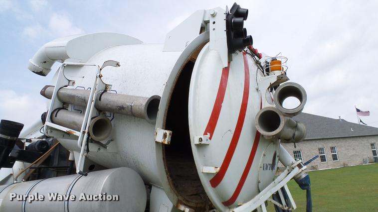 image for item L3131 1995 International 4900 vacuum truck