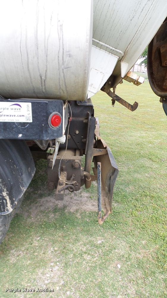 image for item L3131 1995 International 4900 vacuum truck