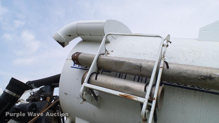 image for item L3131 1995 International 4900 vacuum truck