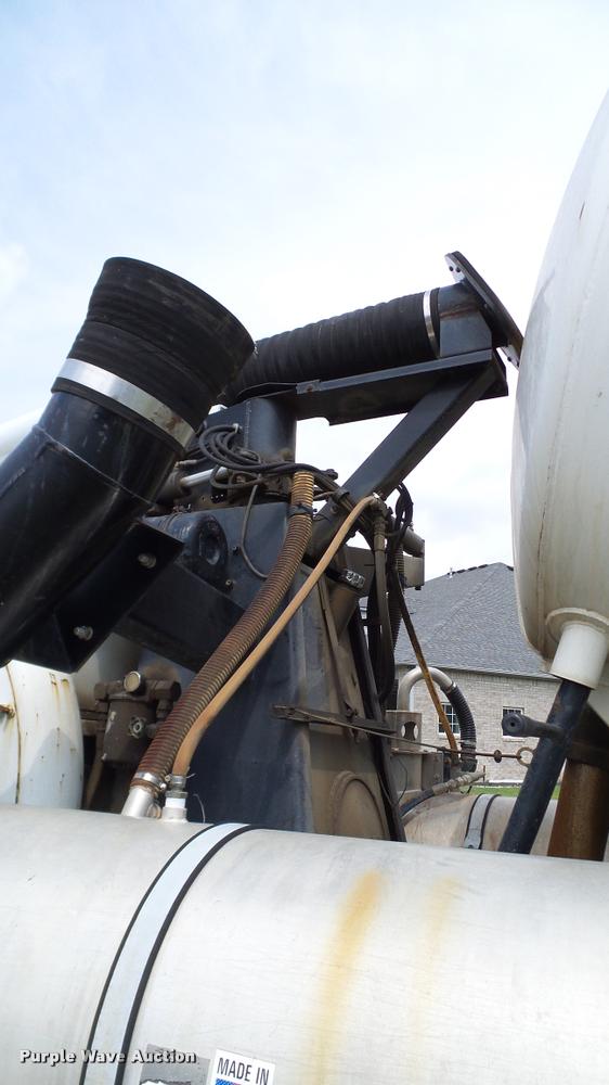 image for item L3131 1995 International 4900 vacuum truck