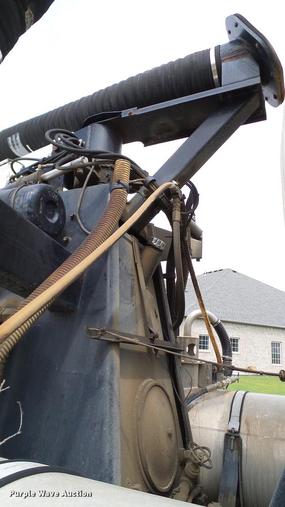 image for item L3131 1995 International 4900 vacuum truck