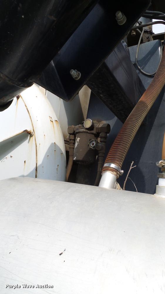 image for item L3131 1995 International 4900 vacuum truck