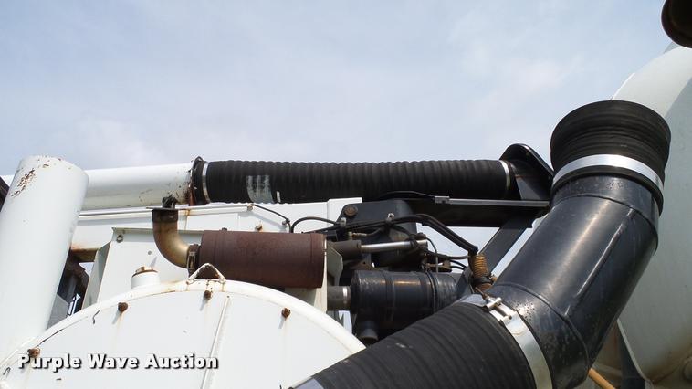 image for item L3131 1995 International 4900 vacuum truck