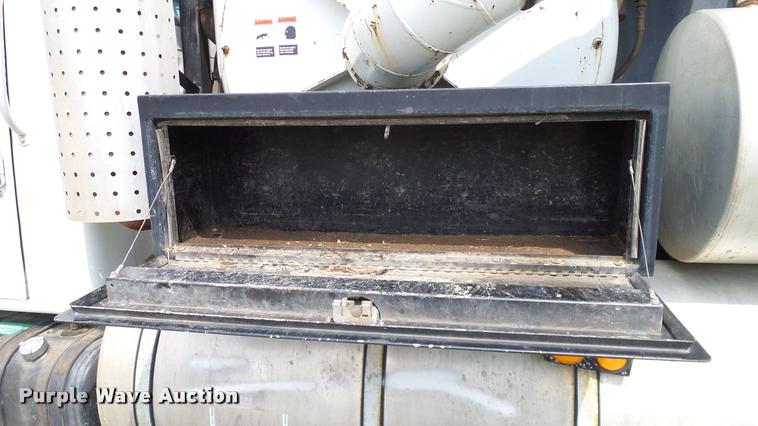 image for item L3131 1995 International 4900 vacuum truck