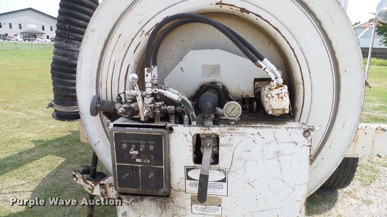 image for item L3131 1995 International 4900 vacuum truck