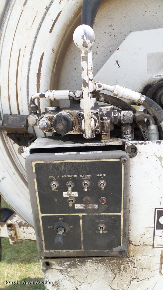 image for item L3131 1995 International 4900 vacuum truck