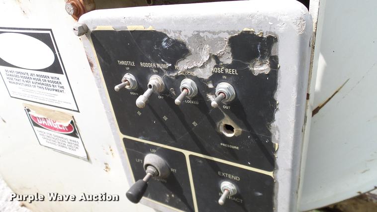 image for item L3131 1995 International 4900 vacuum truck