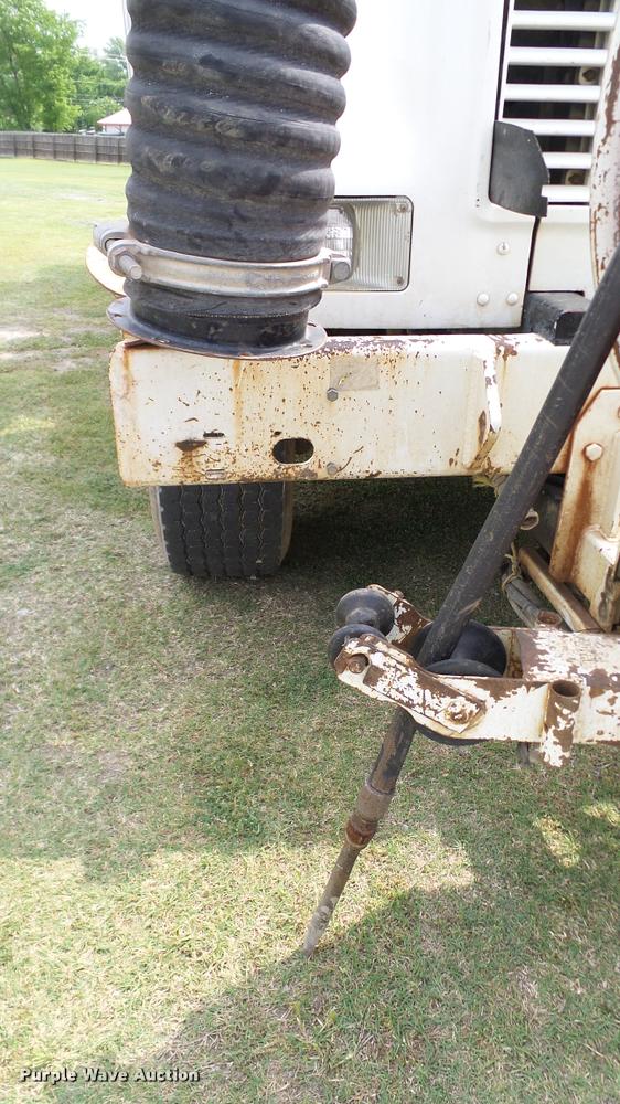 image for item L3131 1995 International 4900 vacuum truck