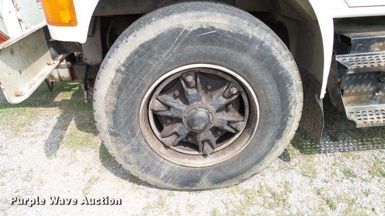 image for item L3131 1995 International 4900 vacuum truck