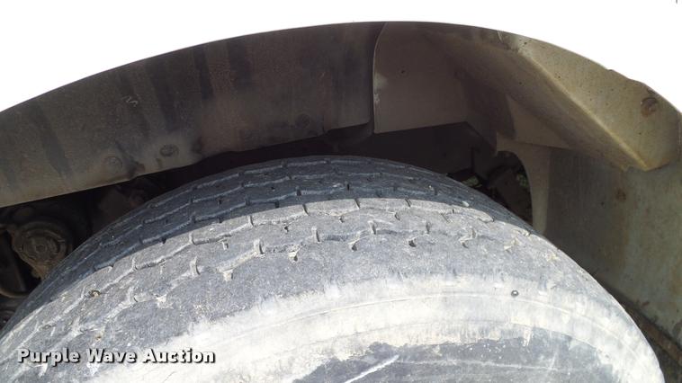 image for item L3131 1995 International 4900 vacuum truck