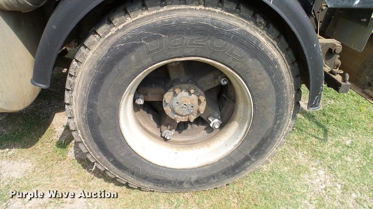 image for item L3131 1995 International 4900 vacuum truck